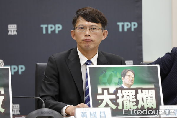 ▲▼台灣民眾黨立法院黨團針對賴清德政府對美關稅政策擺爛、提覆議屢屢失敗、陸委會政策與記者會大走鐘等議題召開「賴政府大擺爛、大失敗、大走鐘記者會」記者會，黨團總召黃國昌、副總召張啟楷、立委林憶君、麥玉珍出席。（圖／記者湯興漢攝）