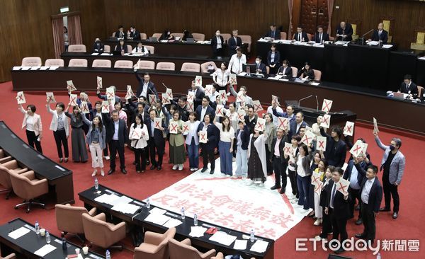 ▲▼民進黨抗議議事錄 丟議事錄 立法院院會。（圖／記者屠惠剛攝）