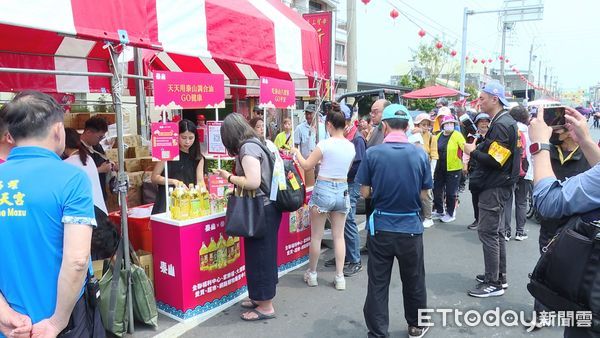 ▲泰山陪伴大甲媽遶境！奉茶送好禮 買聯名油品再抽黃金▼             。（圖／記者鄭遠龍攝）