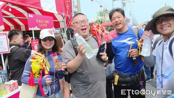 ▲泰山陪伴大甲媽遶境！奉茶送好禮 買聯名油品再抽黃金▼             。（圖／記者鄭遠龍攝）