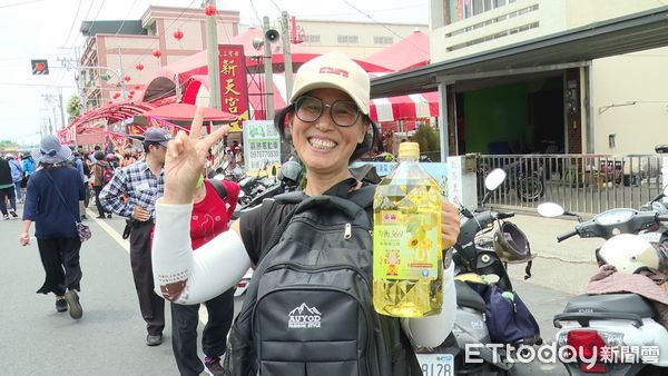 ▲泰山陪伴大甲媽遶境！奉茶送好禮 買聯名油品再抽黃金▼             。（圖／記者鄭遠龍攝）