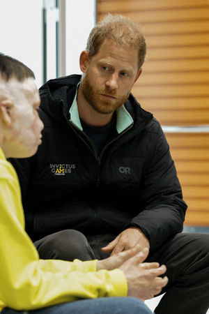 ▲▼英國哈利王子10日造訪烏克蘭西部城市利維夫（Lviv），前往一家專門協助戰爭傷患復健的診所探視。（圖／路透）