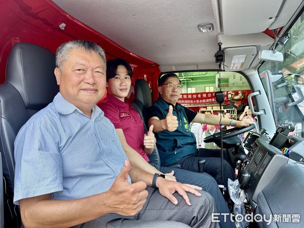 ▲永龍建設捐贈台南市消防局東門分隊小型水箱消防車1輛，由消防局局長李明峯代表接受捐贈，並回贈感謝狀。（圖／記者林東良翻攝，下同）