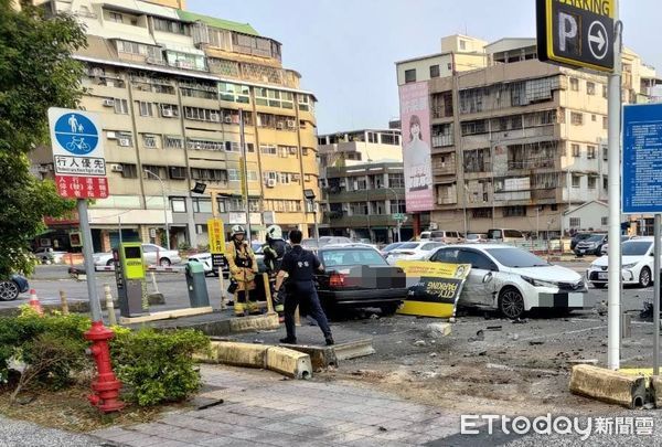 ▲▼新興車禍             。（圖／記者陳宏瑞翻攝）