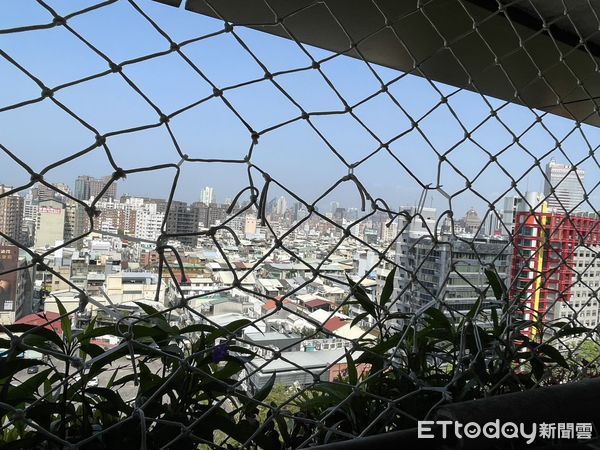 ▲▼台中勤美上月才加裝防護繩網，仍難以阻止墜樓，目前規劃改裝鐵網。（圖／記者鄧木卿攝）