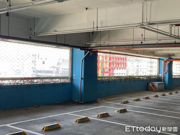 ▲▼台中勤美上月才加裝防護繩網，仍難以阻止墜樓，目前規劃改裝鐵網。（圖／記者鄧木卿攝）