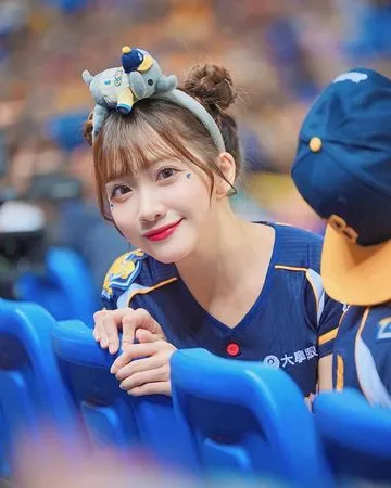 ▲▼「峮峮接班人」冼迪琦街頭一踩突爆血染鞋。（圖／翻攝自Threads）