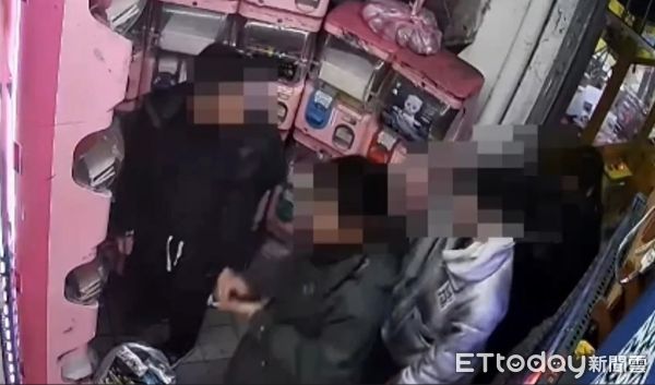 ▲▼北市興隆路上的娃娃機台被人毀損，且偷走裡面商品。（圖／記者邱中岳翻攝）