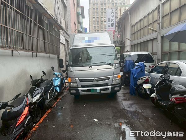 ▲▼三重狹窄巷內貨車倒車，竟撞倒路人致斷3肋骨             。（圖／記者陳以昇翻攝）