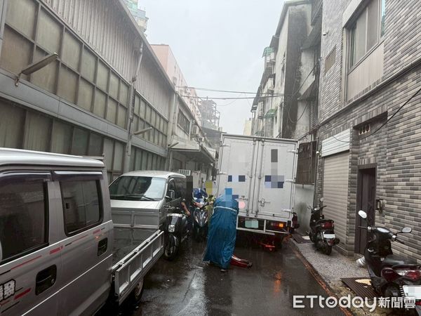 ▲▼三重狹窄巷內貨車倒車，竟撞倒路人致斷3肋骨             。（圖／記者陳以昇翻攝）