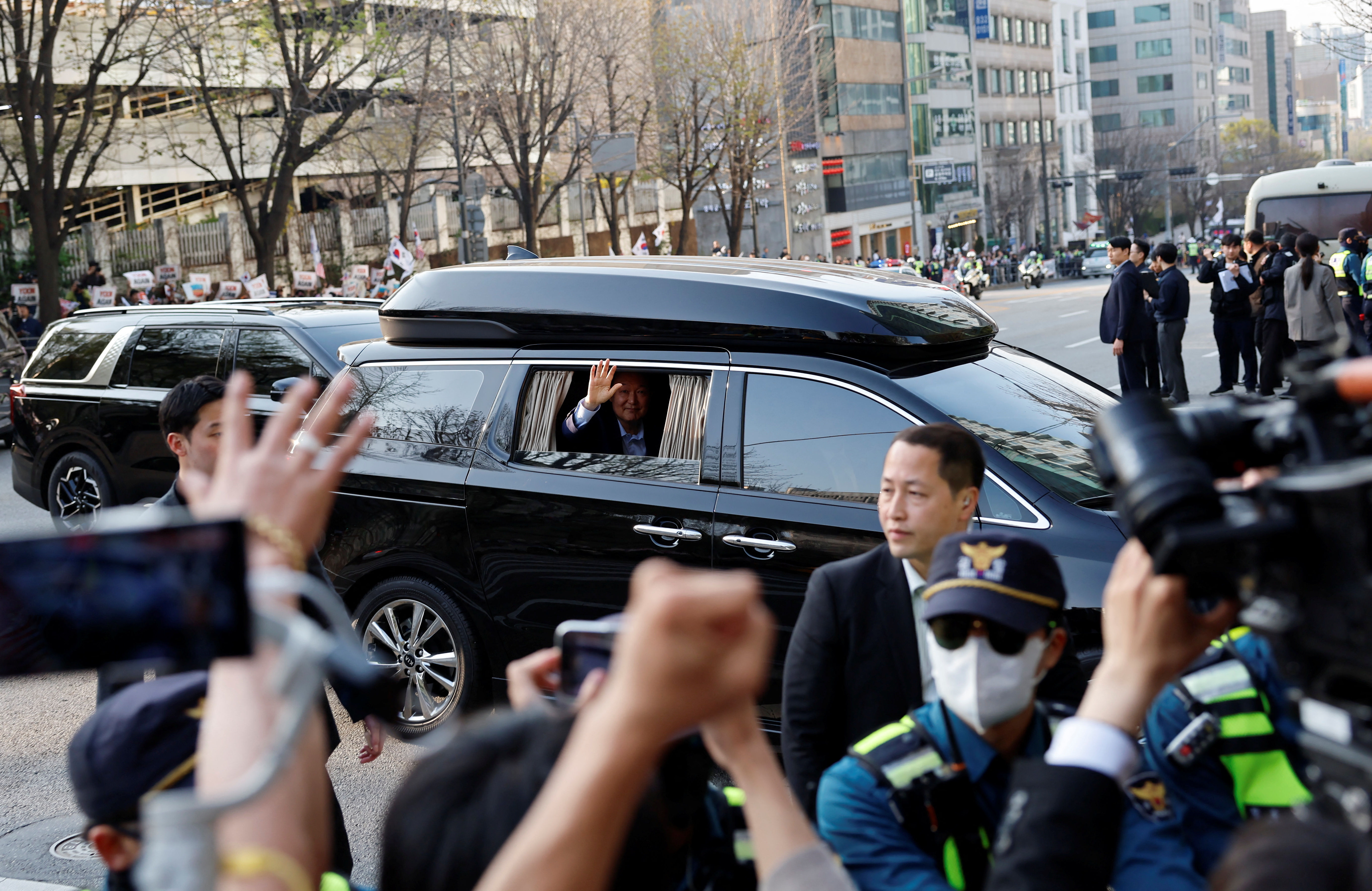 ▲▼南韓前總統尹錫悅11日下午5時搬離總統官邸，從黑色座車開窗向支持者揮手。（圖／路透）
