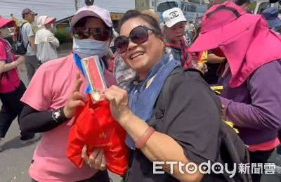 20年不間斷!彰化母女沿路發上萬結緣品 感受傳遞媽祖慈悲