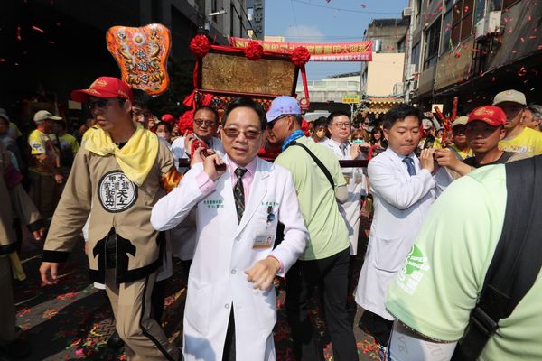▲大甲鎮瀾宮媽祖進員林市，宏仁醫院醫師抬轎。（圖／宏仁醫院提供）