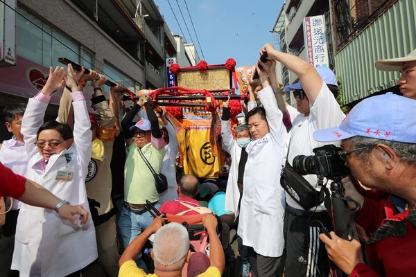 ▲大甲鎮瀾宮媽祖進員林市，宏仁醫院醫師抬轎。（圖／宏仁醫院提供）