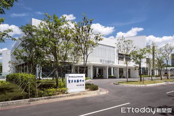 ▲中醫大附醫榮獲2025建築永續獎三項大獎肯定 唯一獲頒低碳營運領袖獎。（圖／記者游瓊華翻攝）