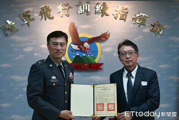 ▲嘉南藥理大學與陸軍航空特戰指揮部飛行訓練指揮部締結策略聯盟，由嘉南藥理大學校長張翊峰博士與飛行訓練指揮部指揮官張侯天汶少將代表簽署合作意向書。（圖／記者林東良翻攝，下同）