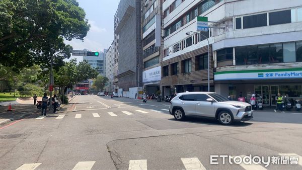 ▲▼台中公園路工地鷹架凌晨已拉回加固，中午解除交通管制。（圖／民眾提供，下同）