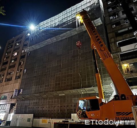 ▲▼台中公園路工地鷹架凌晨已拉回加固，中午解除交通管制。（圖／民眾提供，下同）