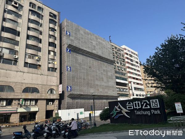 ▲▼台中公園路工地鷹架凌晨已拉回加固，中午解除交通管制。（圖／民眾提供，下同）