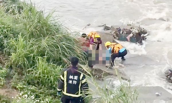 ▲桃園鄧姓工人昨天上午維修下水道纜線工程時被大水沖走失聯，7小時後在大園區南崁溪畔被發現已氣絕多時，消防人員打撈上岸。（資料照／消防局提供）