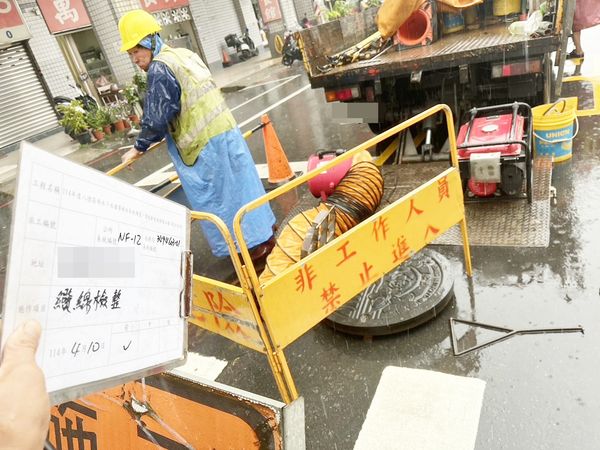 ▲桃園鄧姓工人昨天上午維修下水道纜線工程時被大水沖走失聯，市府勞檢處隨即到場稽查，並當場勒令停工。（資料照／勞檢處提供）