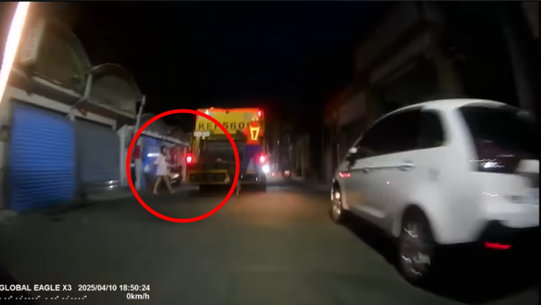 ▲▼垃圾車行進中拋丟垃圾砸人！女還反控開太快　清潔隊員怒告傷害。（圖／翻攝FB社團「爆料公社」）