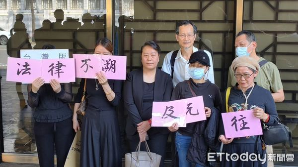 ▲▼南投縣前陸配縣議員史雪燕（黑上衣與外套）不服卸任2年後，被內政部溯及解除議員資格，委任律師李震華（白襯衫）提起行政訴訟救濟，並向官員求償。（圖／記者黃哲民攝）