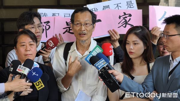 ▲▼南投縣前陸配縣議員史雪燕（黑上衣與外套）不服卸任2年後，被內政部溯及解除議員資格，委任律師李震華（白襯衫）提起行政訴訟救濟，並向官員求償。（圖／記者黃哲民攝）