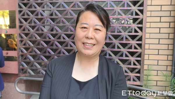 ▲▼南投縣前陸配縣議員史雪燕（黑上衣與外套）不服卸任2年後，被內政部溯及解除議員資格，委任律師李震華（白襯衫）提起行政訴訟救濟，並向官員求償。（圖／記者黃哲民攝）