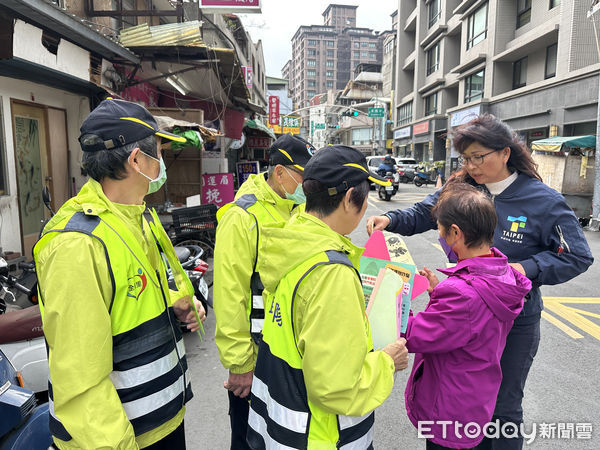 ▲趙素美跟志工常定期在轄區巡邏，遇見里民主動打招呼，聊聊近況，順便宣導防詐騙。（圖／記者林挺弘攝）