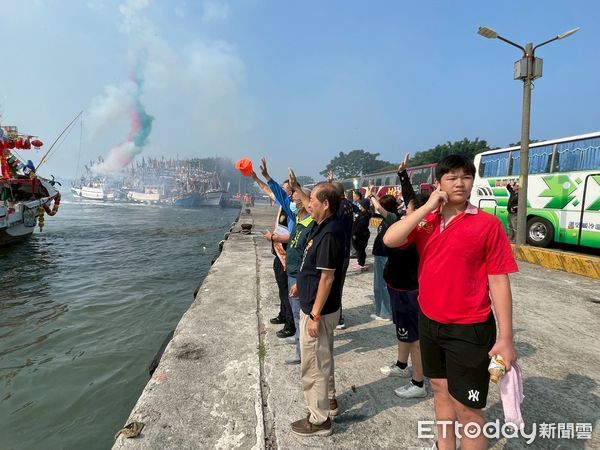 ▲4年1科「林園鳳芸宮海巡＆安平靈濟殿會香」，2025年首開夜宿安平之例，10日晚上台南市長黃偉哲與各宮廟主委齊聚，為眾神駐駕洗塵祀宴上香獻饌。（圖／記者林東良翻攝，下同）