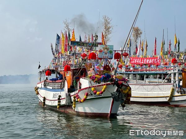 ▲4年1科「林園鳳芸宮海巡＆安平靈濟殿會香」，2025年首開夜宿安平之例，10日晚上台南市長黃偉哲與各宮廟主委齊聚，為眾神駐駕洗塵祀宴上香獻饌。（圖／記者林東良翻攝，下同）