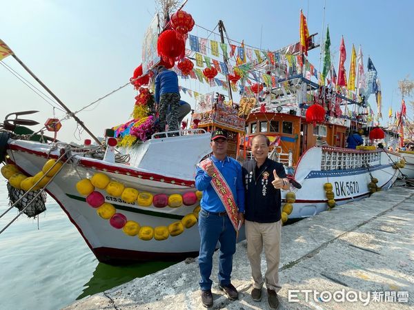 ▲4年1科「林園鳳芸宮海巡＆安平靈濟殿會香」，2025年首開夜宿安平之例，10日晚上台南市長黃偉哲與各宮廟主委齊聚，為眾神駐駕洗塵祀宴上香獻饌。（圖／記者林東良翻攝，下同）