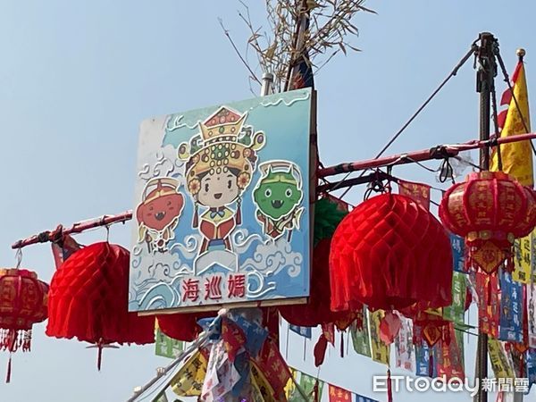 ▲4年1科「林園鳳芸宮海巡＆安平靈濟殿會香」，2025年首開夜宿安平之例，10日晚上台南市長黃偉哲與各宮廟主委齊聚，為眾神駐駕洗塵祀宴上香獻饌。（圖／記者林東良翻攝，下同）