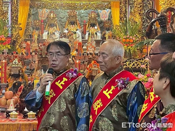 ▲4年1科「林園鳳芸宮海巡＆安平靈濟殿會香」，2025年首開夜宿安平之例，10日晚上台南市長黃偉哲與各宮廟主委齊聚，為眾神駐駕洗塵祀宴上香獻饌。（圖／記者林東良翻攝，下同）