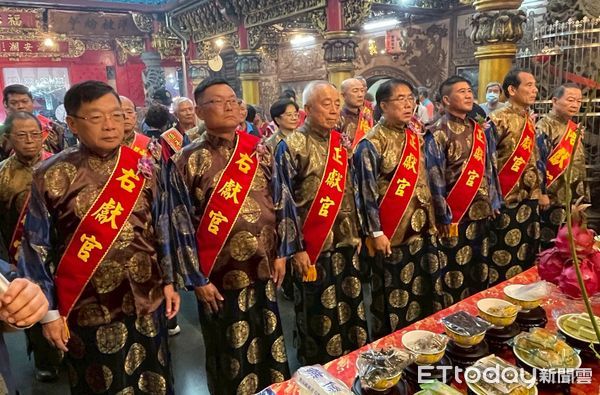 ▲4年1科「林園鳳芸宮海巡＆安平靈濟殿會香」，2025年首開夜宿安平之例，10日晚上台南市長黃偉哲與各宮廟主委齊聚，為眾神駐駕洗塵祀宴上香獻饌。（圖／記者林東良翻攝，下同）