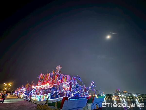 ▲4年1科「林園鳳芸宮海巡＆安平靈濟殿會香」，2025年首開夜宿安平之例，10日晚上台南市長黃偉哲與各宮廟主委齊聚，為眾神駐駕洗塵祀宴上香獻饌。（圖／記者林東良翻攝，下同）