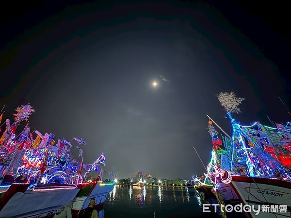 ▲4年1科「林園鳳芸宮海巡＆安平靈濟殿會香」，2025年首開夜宿安平之例，10日晚上台南市長黃偉哲與各宮廟主委齊聚，為眾神駐駕洗塵祀宴上香獻饌。（圖／記者林東良翻攝，下同）