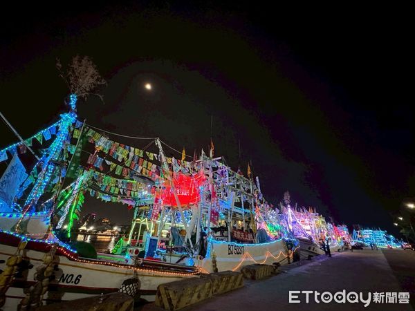 ▲4年1科「林園鳳芸宮海巡＆安平靈濟殿會香」，2025年首開夜宿安平之例，10日晚上台南市長黃偉哲與各宮廟主委齊聚，為眾神駐駕洗塵祀宴上香獻饌。（圖／記者林東良翻攝，下同）