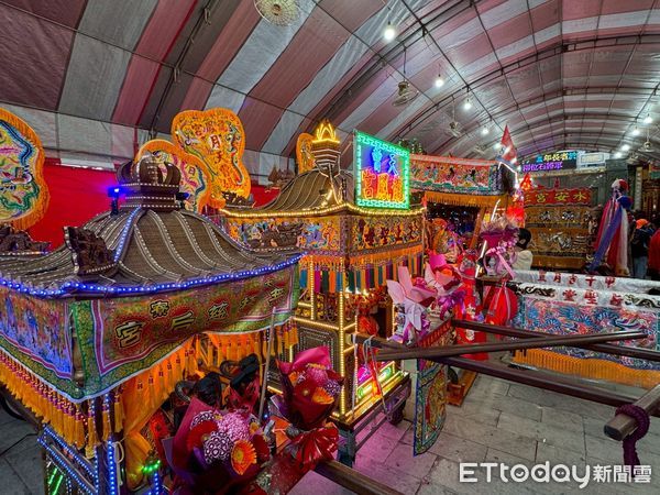 ▲4年1科「林園鳳芸宮海巡＆安平靈濟殿會香」，2025年首開夜宿安平之例，10日晚上台南市長黃偉哲與各宮廟主委齊聚，為眾神駐駕洗塵祀宴上香獻饌。（圖／記者林東良翻攝，下同）