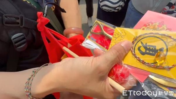 ▲劉姓母女送媽祖繞境結緣品20年不間斷。（圖／記者唐詠絮翻攝）