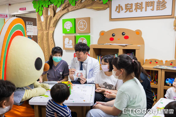 ▲統一超商好鄰居文教基金會攜手正隆公司於草屯鎮佑民醫院打造閱讀候診區「好鄰居紙圖書館」。（圖／草屯佑民醫院提供，下同）