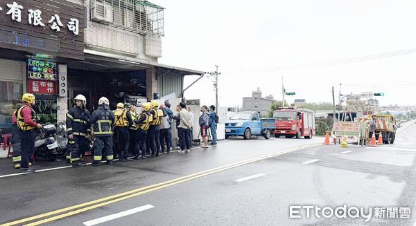 ▲桃園市消防局人員在八德區下水道沿線搜查失聯工人。（圖／桃園市消防局提供）