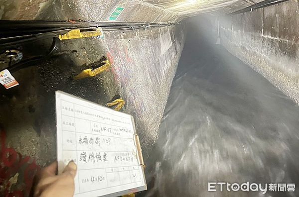 ▲桃園市消防局人員在八德區下水道沿線搜查失聯工人。（圖／桃園市消防局提供）