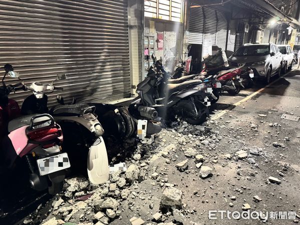 ▲▼三重區海砂屋公寓外牆磁磚掉落，砸壞6機車             。（圖／記者陳以昇翻攝）