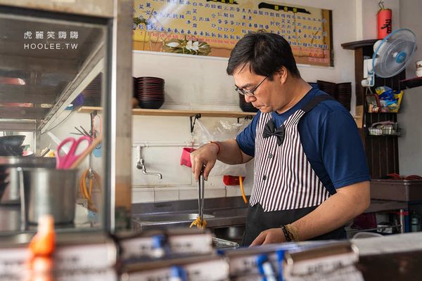 ▲▼阿湯哥牛肉麵(高雄)傳承50年眷村老味道!超濃紅燒牛肉麵加小魚乾辣椒,再點一盤炒飯剛剛好。（圖／部落客虎麗笑嗨嗨授權提供）
