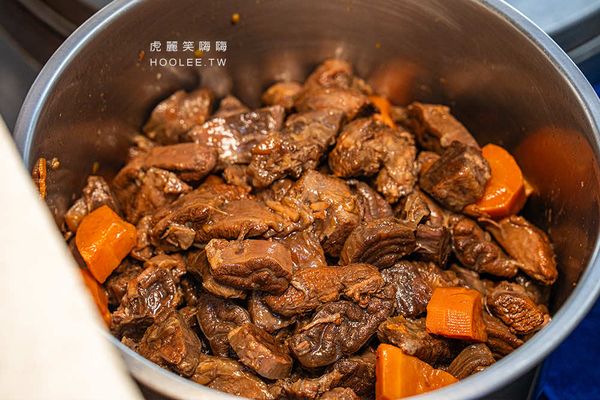 ▲▼阿湯哥牛肉麵(高雄)傳承50年眷村老味道!超濃紅燒牛肉麵加小魚乾辣椒,再點一盤炒飯剛剛好。（圖／部落客虎麗笑嗨嗨授權提供）