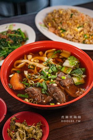 ▲▼阿湯哥牛肉麵(高雄)傳承50年眷村老味道!超濃紅燒牛肉麵加小魚乾辣椒,再點一盤炒飯剛剛好。（圖／部落客虎麗笑嗨嗨授權提供）