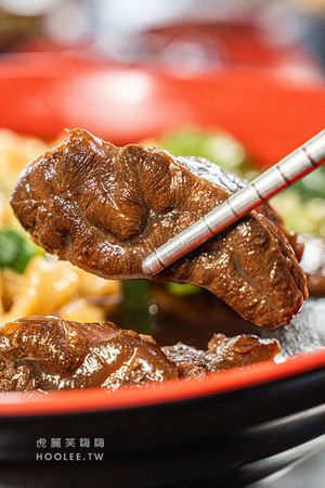 ▲▼阿湯哥牛肉麵(高雄)傳承50年眷村老味道!超濃紅燒牛肉麵加小魚乾辣椒,再點一盤炒飯剛剛好。（圖／部落客虎麗笑嗨嗨授權提供）