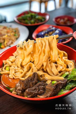 ▲▼阿湯哥牛肉麵(高雄)傳承50年眷村老味道!超濃紅燒牛肉麵加小魚乾辣椒,再點一盤炒飯剛剛好。（圖／部落客虎麗笑嗨嗨授權提供）